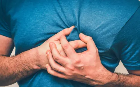 Ból pod lewą łopatką: Kiedy to alarm? Od mięśni po zawał serca