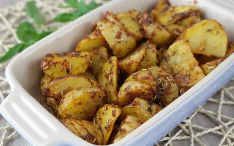 Patatas al microondas, doradas y crujientes, con hierbas aromáticas. Un aperitivo rápido y delicioso.