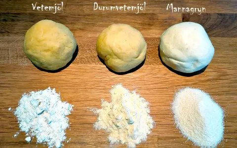 Tre degbollar av olika mjöltyper för pastadeg recept: vetemjöl, durumvetemjöl och mannagryn.
