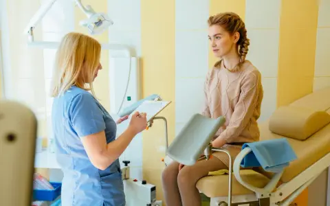 Lekarka omawia z pacjentką wyniki cytologii, która wykazała plamienie.