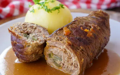 Herzhaftes Rouladen Rezept mit Kartoffelklößen und Soße. Ein Klassiker der deutschen Küche, der immer schmeckt.