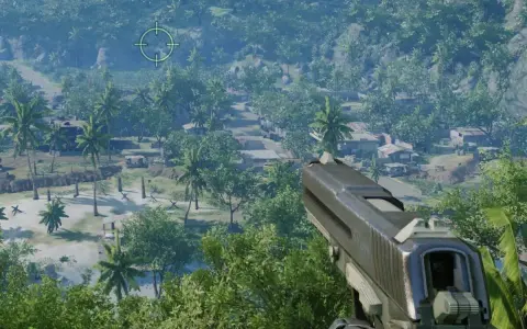 Vue FPS d'un pistolet, visant un village tropical verdoyant. Le réticule de visée suggère une mission dans Crysis 4.