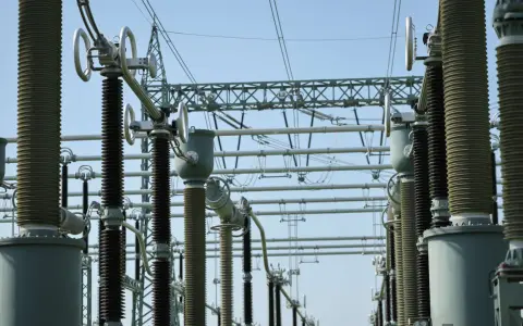 Stromwandler und Isolatoren in einem Umspannwerk, das die Energieversorgung für grundlast kraftwerke sichert.