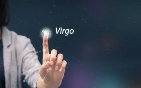 Dłoń dotyka symbolu Panny, gwiazdozbioru Virgo, na tle nocnego nieba.