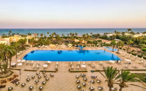 Basen hotelowy na Djerbie, idealny na wakacje. Dobre djerba castille opinie potwierdzają urok tego miejsca.