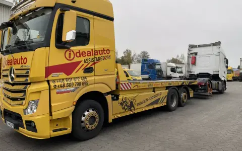 Żółta laweta "Idealauto" z numerami kontaktowymi. Zastanawiasz się, ile kosztuje laweta? Sprawdź ofertę tej firmy!