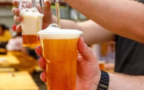 Piwo bezalkoholowe: ile ma kalorii i czy można pić na diecie?