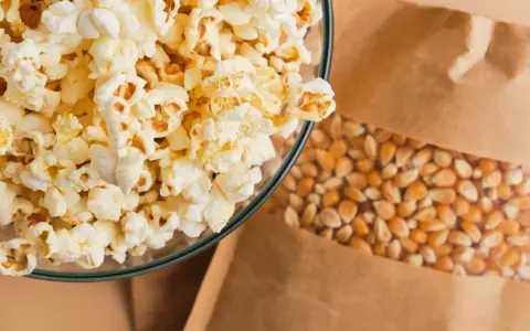 Czy koty mogą jeść popcorn? Poznaj ryzyko i zdrowe alternatywy