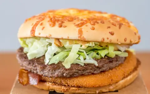 Burger Drwala z serem, sałatą, bekonem i panierowanym kotletem.
