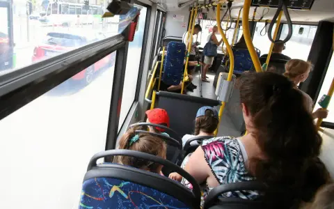 Czy autobus ma pierwszeństwo w terenie zabudowanym? Poznaj zasady ruchu