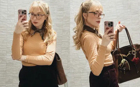 Sandra Beijer blogg: En kvinna med glasögon och ljusblont hår tar en selfie med sin telefon. Hon bär en orange tröja, mörk kjol och en brun väska.
