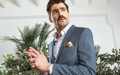 Jaką koszulę do garnituru wybrać, aby wyglądać elegancko?