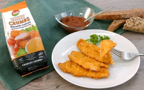 Escalope de pollo crujiente, listo para disfrutar. Acompañado de pan y salsa.