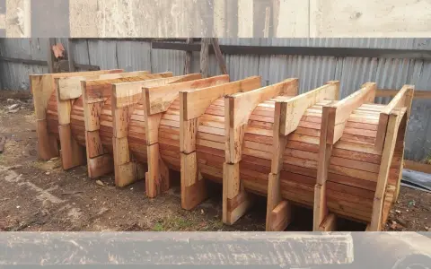 Encofrados de madera apilados, listos para dar forma a grandes estructuras circulares.