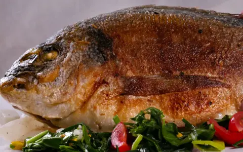 Perfekt gebratene Dorade mit frischem Gemüse. Ein Genuss für Augen und Gaumen!