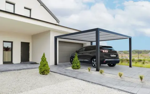 Une voiture est garée sous une élégante couverture carport moderne, à côté d'une maison blanche aux lignes épurées.