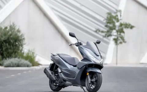 Szary skuter Honda PCX 125. Choć popularny, warto znać jego wady przed zakupem.
