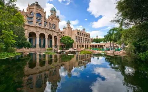 Majestatyczny hotel w Sun City, RPA, z basenem i palmami.