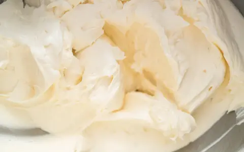 Cremige Buttercreme mit Pudding, bereit für süße Kreationen.