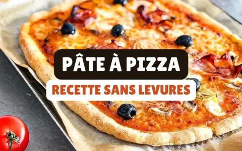 Pizza maison garnie d'olives et de jambon, sur une plaque de cuisson. Texte : Pâte à pizza, recette sans levures.