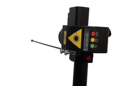 Un décapeur laser pour bois, avec indicateurs lumineux : alimentation OK, laser armé, laser actif.