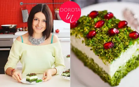 Dorota prezentuje ciasto leśny mech na dużą blachę, udekorowane granatem i pistacjami.
