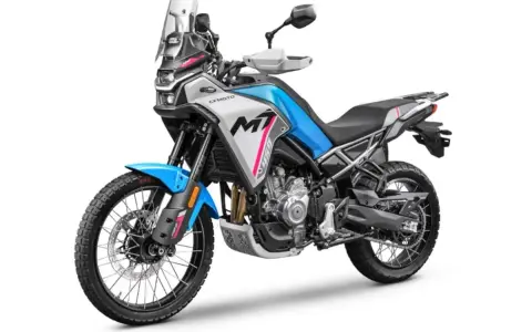 Moto da avventura CFMOTO MT 450, con livrea blu e grigia, pronta per sfidare le KTM su ogni terreno.