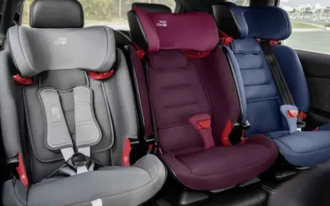 Trzy foteliki samochodowe Britax Römer w różnych kolorach: szary, bordowy i granatowy. To najwygodniejsze fotele samochodowe dla dzieci.