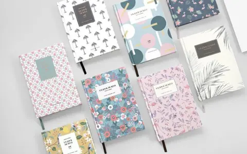 Variedad de tipos de cuadernos con diseños florales, de flamencos y abstractos.