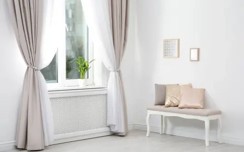 Eleganckie firanki do parapetu, tworzące przytulną atmosferę. Jasne zasłony i biały tiul pięknie komponują się z wnętrzem.