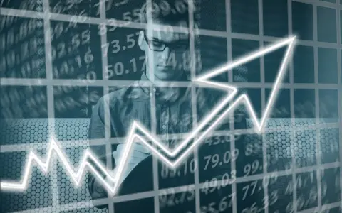 Mężczyzna analizuje wykres wzrostu, dane finansowe i kluczowe wskaźniki efektywności (KPI) wskazują na sukces.