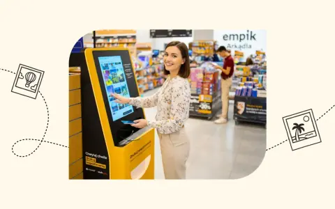 Uśmiechnięta kobieta korzysta z kiosku Empik, by wydrukować zdjęcia. Prosty sposób na zachowanie wspomnień.