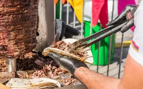 Doner Kebab: Co to? Historia, różnice i jak wybrać najlepszy!