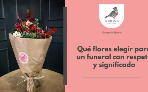 Un ramo de flores de la muerte, con rosas rojas secas y follaje verde, envuelto en papel marrón.