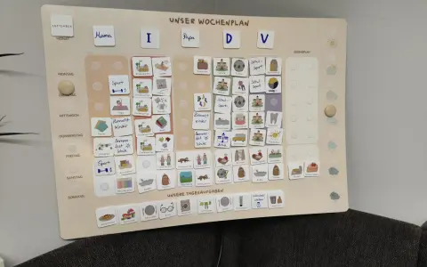 Ein gemeinsamer Kalender App mit Icons für tägliche Aufgaben wie Kindergarten, Sport und Arztbesuche.