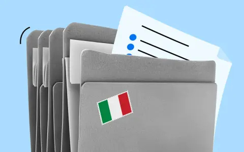Cartella grigia con bandiera italiana e foglio con elenco puntato. Scopri quanto costa reimmatricolare una macchina.