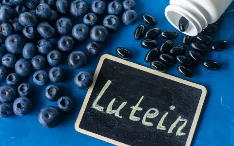 Jagody i kapsułki z luteiną na oczy. Na tabliczce napis "Lutein".