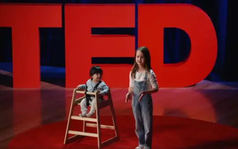 Dziewczynka i chłopiec na scenie TED. Pokazują, co powinien umieć 7 latek, choć jedno z nich jest jeszcze maluszkiem.