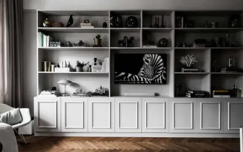 Elegant inbyggd bokhylla inspiration med zebra-konst, böcker och dekorativa föremål.