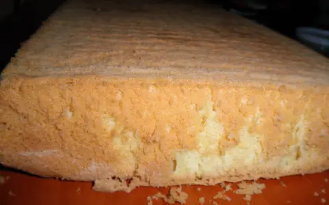Puszyste ciasto biszkoptowe, idealne do tortów. Ten przepis na ciasto biszkoptowe jest prosty i szybki.