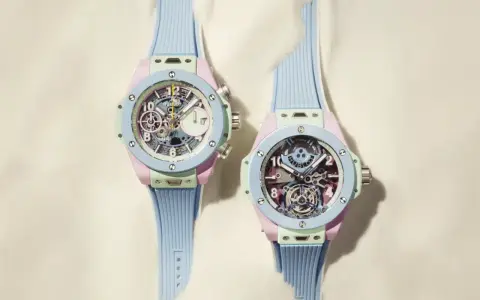 Due orologi con cinturino azzurro e cassa color pastello, con un intricato calibro di manifattura visibile sul quadrante.