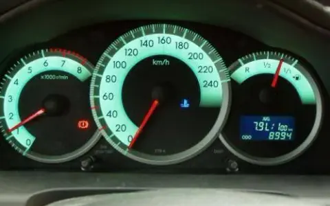Toyota Avensis T25: Ile paliwa mieści bak? Zasięg i rezerwa