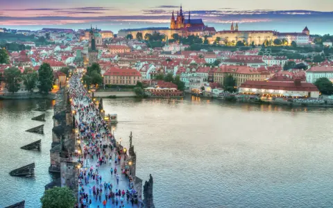 Tłum ludzi na moście Karola w Pradze. Czy do Pragi trzeba mieć paszport? Nie, jeśli jesteś obywatelem UE.