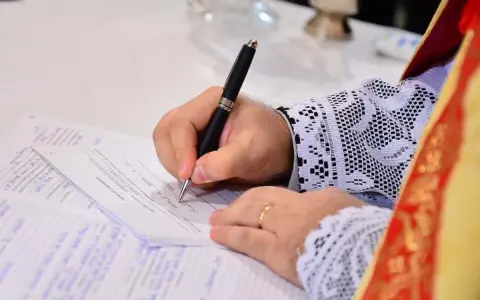 Ile kosztuje akt chrztu do ślubu? Ceny i ważne informacje
