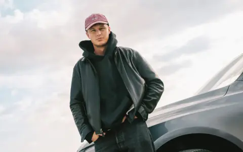 Victor Leksell redo för sin nya låt, med en skinnjacka och keps.