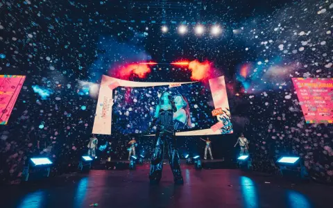 Wokalistka na scenie podczas festiwalu ekipy 2026, w otoczeniu baniek mydlanych i efektów świetlnych.