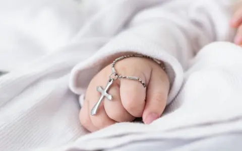 Srebrny krzyżyk na łańcuszku, idealny prezent, co chrzestny kupuje na chrzest.