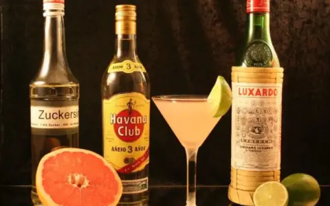Zutaten für Daiquiri Rezepte: Zuckersirup, Havana Club Rum, Luxardo Maraschino Likör, Grapefruit und Limetten.