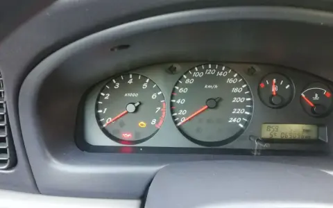 Migająca kontrolka samochodu z kluczykiem Nissan na desce rozdzielczej. Obok świeci się kontrolka oleju.