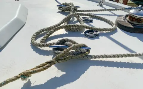 Cordages solidement amarrés sur le pont d'un haussière bateau, prêts pour l'aventure.